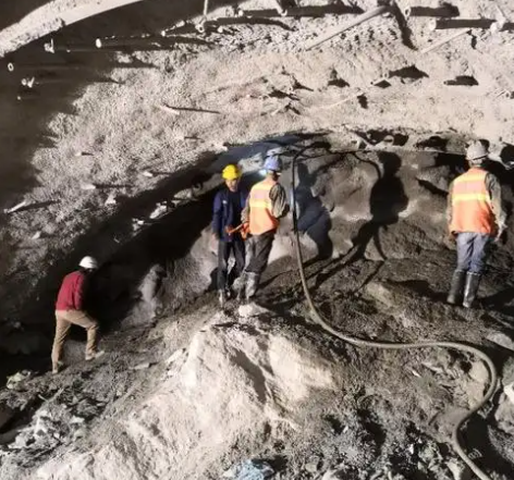 宁明拱顶带模注浆料的施工流程及注意事项